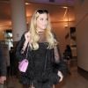 Kesha arrive à l'aéroport de LAX à Los Angeles pour prendre l’avion. Elle porte un sac Chanel rose. Le 8 décembre 2016