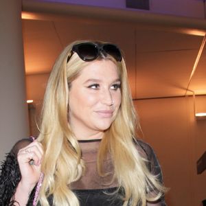 Kesha arrive à l'aéroport de LAX à Los Angeles pour prendre l’avion. Elle porte un sac Chanel rose. Le 8 décembre 2016