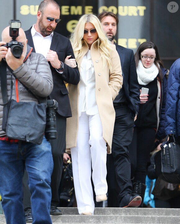 La chanteuse Kesha quitte la cour de New York après son audition dans l'affaire qui l'oppose à Dr Luke, le 19 février 2016.