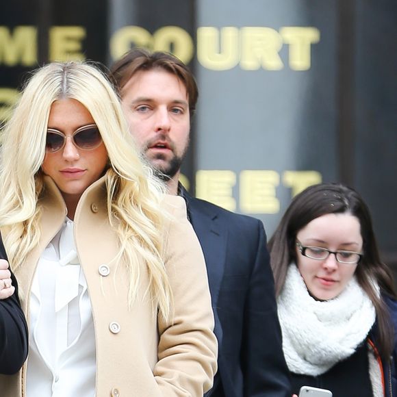 La chanteuse Kesha quitte la cour de New York après son audition dans l'affaire qui l'oppose à Dr Luke, le 19 février 2016.