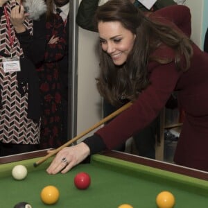 Kate Middleton, duchesse de Cambridge, s'est essayée au billard avec des ados du programme MIST, en visite au Pays de Galles le 22 février 2017 pour son premier engagement en tant que marraine de l'association Action for Children, rôle qu'elle a hérité en décembre 2016 de la reine Elizabeth II. Peu concluant : "archinulle", a lâché l'un des jeunes !