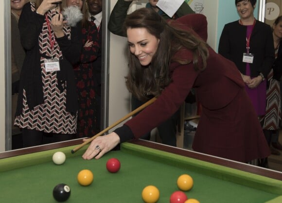 Kate Middleton, duchesse de Cambridge, s'est essayée au billard avec des ados du programme MIST, en visite au Pays de Galles le 22 février 2017 pour son premier engagement en tant que marraine de l'association Action for Children, rôle qu'elle a hérité en décembre 2016 de la reine Elizabeth II. Peu concluant : "archinulle", a lâché l'un des jeunes !