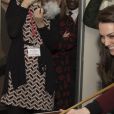 Kate Middleton, duchesse de Cambridge, s'est essayée au billard avec des ados du programme MIST, en visite au Pays de Galles le 22 février 2017 pour son premier engagement en tant que marraine de l'association Action for Children, rôle qu'elle a hérité en décembre 2016 de la reine Elizabeth II. Peu concluant : "archinulle", a lâché l'un des jeunes !