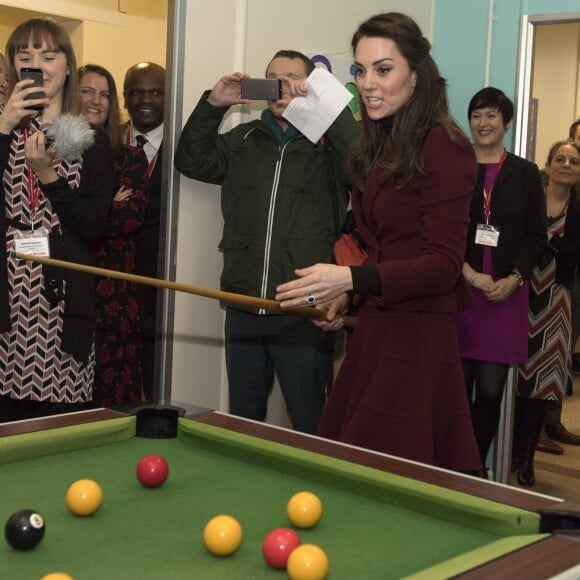 Kate Middleton, duchesse de Cambridge, s'est essayée au billard avec des ados du programme MIST, en visite au Pays de Galles le 22 février 2017 pour son premier engagement en tant que marraine de l'association Action for Children, rôle qu'elle a hérité en décembre 2016 de la reine Elizabeth II. Peu concluant : "archinulle", a lâché l'un des jeunes !