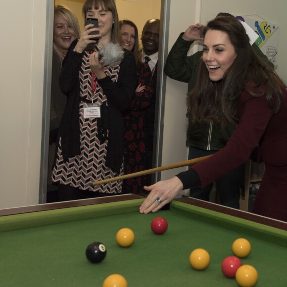 Kate Middleton, duchesse de Cambridge, s'est essayée au billard avec des ados du programme MIST, en visite au Pays de Galles le 22 février 2017 pour son premier engagement en tant que marraine de l'association Action for Children, rôle qu'elle a hérité en décembre 2016 de la reine Elizabeth II. Peu concluant : "archinulle", a lâché l'un des jeunes !