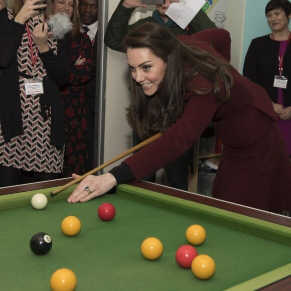 Kate Middleton, duchesse de Cambridge, s'est essayée au billard avec des ados du programme MIST, en visite au Pays de Galles le 22 février 2017 pour son premier engagement en tant que marraine de l'association Action for Children, rôle qu'elle a hérité en décembre 2016 de la reine Elizabeth II. Peu concluant : "archinulle", a lâché l'un des jeunes !