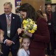 Cette fillette va garder un joli souvenir de sa journée... Kate Middleton, duchesse de Cambridge, en visite au Pays de Galles le 22 février 2017 pour son premier engagement en tant que marraine de l'association Action for Children, rôle qu'elle a hérité en décembre 2016 de la reine Elizabeth II.