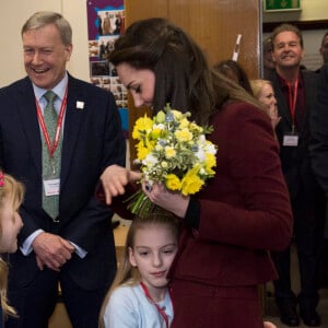 Cette fillette va garder un joli souvenir de sa journée... Kate Middleton, duchesse de Cambridge, en visite au Pays de Galles le 22 février 2017 pour son premier engagement en tant que marraine de l'association Action for Children, rôle qu'elle a hérité en décembre 2016 de la reine Elizabeth II.