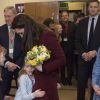 Cette fillette va garder un joli souvenir de sa journée... Kate Middleton, duchesse de Cambridge, en visite au Pays de Galles le 22 février 2017 pour son premier engagement en tant que marraine de l'association Action for Children, rôle qu'elle a hérité en décembre 2016 de la reine Elizabeth II.