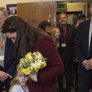 Cette fillette va garder un joli souvenir de sa journée... Kate Middleton, duchesse de Cambridge, en visite au Pays de Galles le 22 février 2017 pour son premier engagement en tant que marraine de l'association Action for Children, rôle qu'elle a hérité en décembre 2016 de la reine Elizabeth II.