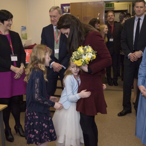 Cette fillette va garder un joli souvenir de sa journée... Kate Middleton, duchesse de Cambridge, en visite au Pays de Galles le 22 février 2017 pour son premier engagement en tant que marraine de l'association Action for Children, rôle qu'elle a hérité en décembre 2016 de la reine Elizabeth II.