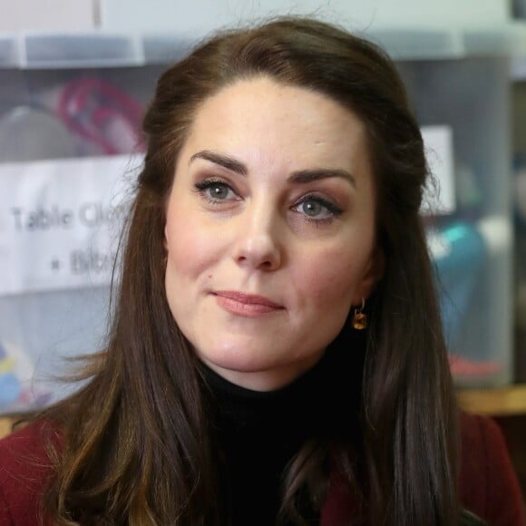 Kate Middleton, duchesse de Cambridge, a rencontré l'équipe d'intervention familiale à Caerphilly au Pays de Galles le 22 février 2017 et rencontré des enfants souffrant de problèmes émotionnels ou mentaux en sa qualité de nouvelle marraine d'Action for Children.