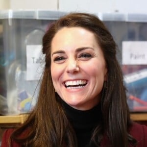 Kate Middleton, duchesse de Cambridge, a rencontré l'équipe d'intervention familiale à Caerphilly au Pays de Galles le 22 février 2017 et rencontré des enfants souffrant de problèmes émotionnels ou mentaux en sa qualité de nouvelle marraine d'Action for Children.