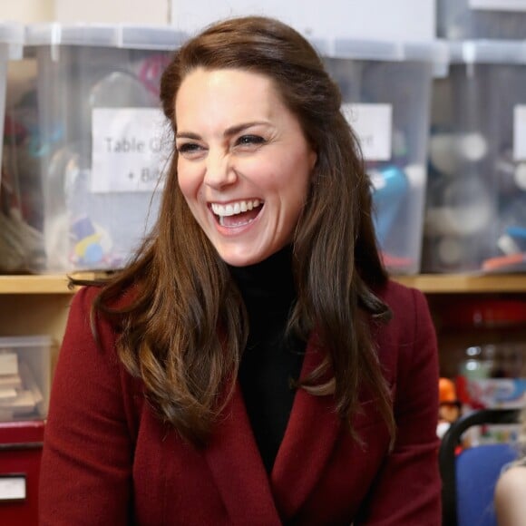 Kate Middleton, duchesse de Cambridge, a rencontré l'équipe d'intervention familiale à Caerphilly au Pays de Galles le 22 février 2017 et rencontré des enfants souffrant de problèmes émotionnels ou mentaux en sa qualité de nouvelle marraine d'Action for Children.