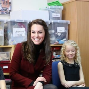 Kate Middleton, duchesse de Cambridge, a rencontré l'équipe d'intervention familiale à Caerphilly au Pays de Galles le 22 février 2017 et rencontré des enfants souffrant de problèmes émotionnels ou mentaux en sa qualité de nouvelle marraine d'Action for Children.