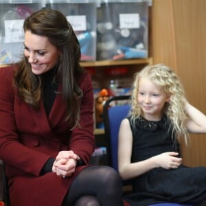 Kate Middleton, duchesse de Cambridge, a rencontré l'équipe d'intervention familiale à Caerphilly au Pays de Galles le 22 février 2017 et rencontré des enfants souffrant de problèmes émotionnels ou mentaux en sa qualité de nouvelle marraine d'Action for Children.