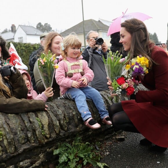 Kate Middleton, duchesse de Cambridge, a rencontré l'équipe d'intervention familiale à Caerphilly au Pays de Galles le 22 février 2017 et rencontré des enfants souffrant de problèmes émotionnels ou mentaux en sa qualité de nouvelle marraine d'Action for Children.