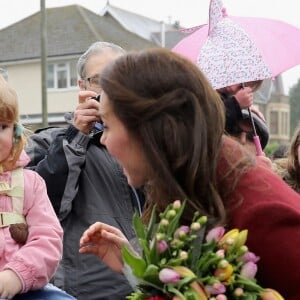 Kate Middleton, duchesse de Cambridge, a rencontré l'équipe d'intervention familiale à Caerphilly au Pays de Galles le 22 février 2017 et rencontré des enfants souffrant de problèmes émotionnels ou mentaux en sa qualité de nouvelle marraine d'Action for Children.