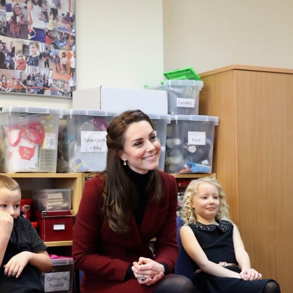 Kate Middleton, duchesse de Cambridge, a rencontré l'équipe d'intervention familiale à Caerphilly au Pays de Galles le 22 février 2017 et rencontré des enfants souffrant de problèmes émotionnels ou mentaux en sa qualité de nouvelle marraine d'Action for Children.