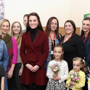 Kate Middleton, duchesse de Cambridge, a rencontré l'équipe d'intervention familiale à Caerphilly au Pays de Galles le 22 février 2017 et rencontré des enfants souffrant de problèmes émotionnels ou mentaux en sa qualité de nouvelle marraine d'Action for Children.