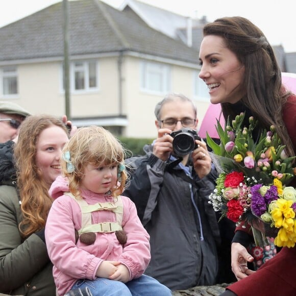 Kate Middleton, duchesse de Cambridge, a rencontré l'équipe d'intervention familiale à Caerphilly au Pays de Galles le 22 février 2017 et rencontré des enfants souffrant de problèmes émotionnels ou mentaux en sa qualité de nouvelle marraine d'Action for Children.