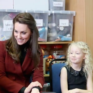 Kate Middleton, duchesse de Cambridge, a rencontré l'équipe d'intervention familiale à Caerphilly au Pays de Galles le 22 février 2017 et rencontré des enfants souffrant de problèmes émotionnels ou mentaux en sa qualité de nouvelle marraine d'Action for Children.