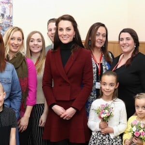 Kate Middleton, duchesse de Cambridge, a rencontré l'équipe d'intervention familiale à Caerphilly au Pays de Galles le 22 février 2017 et rencontré des enfants souffrant de problèmes émotionnels ou mentaux en sa qualité de nouvelle marraine d'Action for Children.