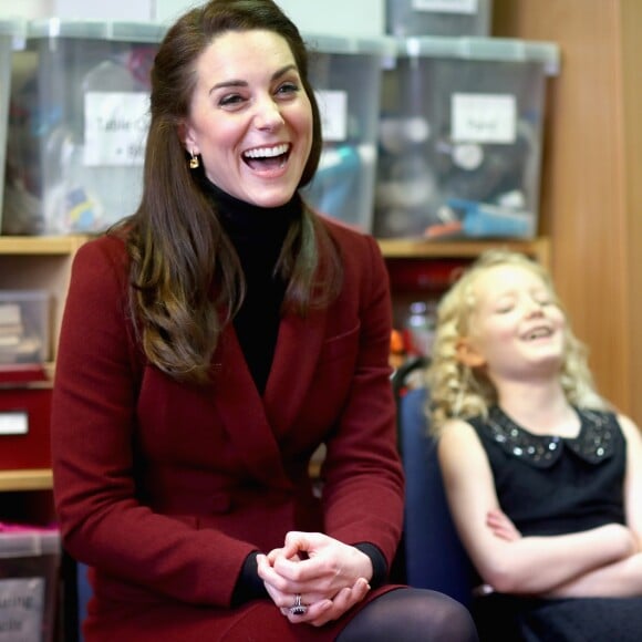 Kate Middleton, duchesse de Cambridge, a rencontré l'équipe d'intervention familiale à Caerphilly au Pays de Galles le 22 février 2017 et rencontré des enfants souffrant de problèmes émotionnels ou mentaux en sa qualité de nouvelle marraine d'Action for Children.