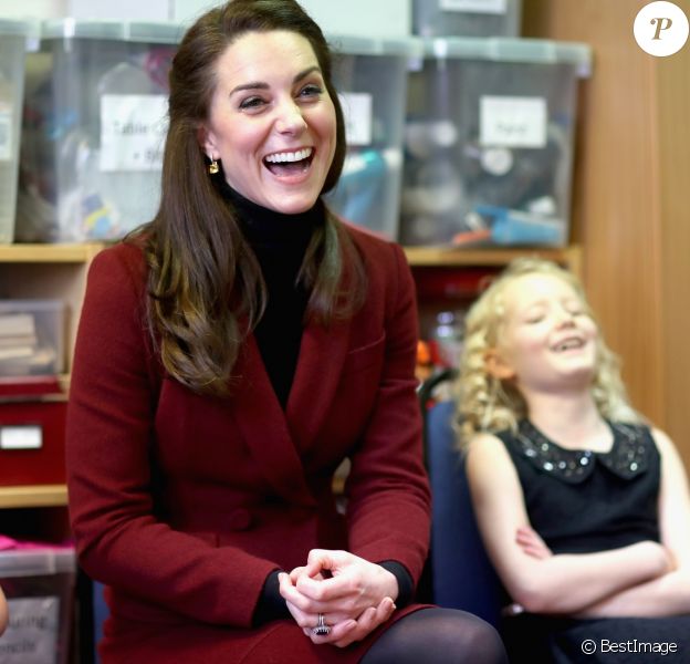 Kate Middleton, duchesse de Cambridge, a rencontré l'équipe d'intervention familiale à Caerphilly au Pays de Galles le 22 février 2017 et rencontré des enfants souffrant de problèmes émotionnels ou mentaux en sa qualité de nouvelle marraine d'Action for Children.