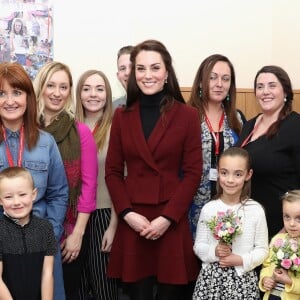 Kate Middleton, duchesse de Cambridge, a rencontré l'équipe d'intervention familiale à Caerphilly au Pays de Galles le 22 février 2017 et rencontré des enfants souffrant de problèmes émotionnels ou mentaux en sa qualité de nouvelle marraine d'Action for Children.