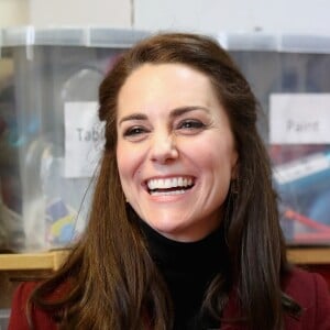 Kate Middleton, duchesse de Cambridge, a rencontré l'équipe d'intervention familiale à Caerphilly au Pays de Galles le 22 février 2017 et rencontré des enfants souffrant de problèmes émotionnels ou mentaux en sa qualité de nouvelle marraine d'Action for Children.