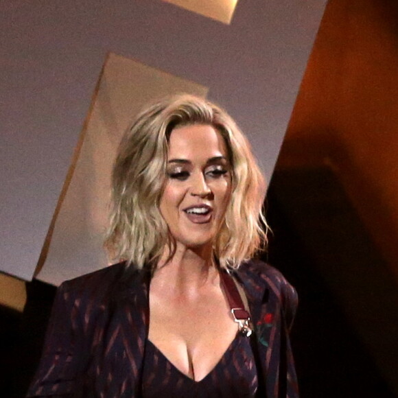 Katy Perry sur scène avec Skip Marley lors de la soirée des Brit Awards 2017 à Londres, le 22 février 2017