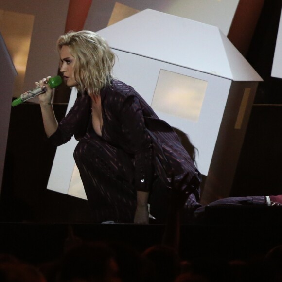 Katy Perry sur scène avec Skip Marley lors de la soirée des Brit Awards 2017 à Londres, le 22 février 2017