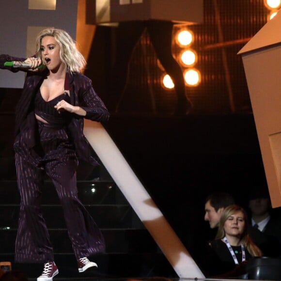 Katy Perry sur scène avec Skip Marley lors de la soirée des Brit Awards 2017 à Londres, le 22 février 2017