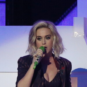 Katy Perry sur scène avec Skip Marley lors de la soirée des Brit Awards 2017 à Londres, le 22 février 2017