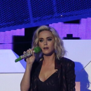 Katy Perry sur scène avec Skip Marley lors de la soirée des Brit Awards 2017 à Londres, le 22 février 2017