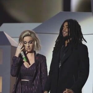 Katy Perry sur scène avec Skip Marley lors de la soirée des Brit Awards 2017 à Londres, le 22 février 2017