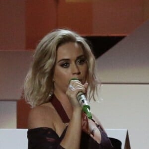 Katy Perry sur scène avec Skip Marley lors de la soirée des Brit Awards 2017 à Londres, le 22 février 2017
