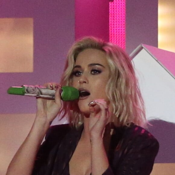 Katy Perry sur scène avec Skip Marley lors de la soirée des Brit Awards 2017 à Londres, le 22 février 2017