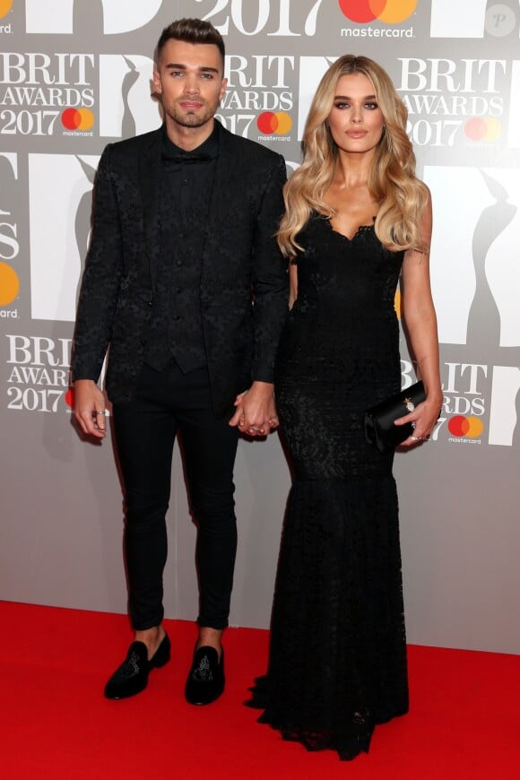 Josh Cuthbert et son fiancée Chloe Lloyd arrivant aux Brit Awards 2017 à Londres, le 22 février 2017.