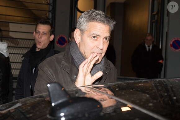 L'acteur américain George Clooney sort de la répétition de la 42e cérémonie des César du cinéma, organisée par l'Académie des arts et techniques du cinéma, à la salle Pleyel à Paris, France, le 23 février 2017.