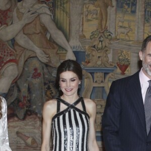 Le roi Felipe VI et la reine Letizia d'Espagne se réunissaient à nouveau avec le président argentin Mauricio Macri et sa femme Juliana Awada le 23 février 2017 au palais du Pardo à Madrid à l'occasion d'un dîner officiel offert par le couple présidentiel argentin, au lendemain de celui organisé par le couple royal.
