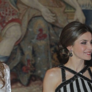 Le roi Felipe VI et la reine Letizia d'Espagne se réunissaient à nouveau avec le président argentin Mauricio Macri et sa femme Juliana Awada le 23 février 2017 au palais du Pardo à Madrid à l'occasion d'un dîner officiel offert par le couple présidentiel argentin, au lendemain de celui organisé par le couple royal.