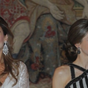 Le roi Felipe VI et la reine Letizia d'Espagne se réunissaient à nouveau avec le président argentin Mauricio Macri et sa femme Juliana Awada le 23 février 2017 au palais du Pardo à Madrid à l'occasion d'un dîner officiel offert par le couple présidentiel argentin, au lendemain de celui organisé par le couple royal.