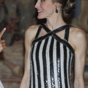 Le roi Felipe VI et la reine Letizia d'Espagne se réunissaient à nouveau avec le président argentin Mauricio Macri et sa femme Juliana Awada le 23 février 2017 au palais du Pardo à Madrid à l'occasion d'un dîner officiel offert par le couple présidentiel argentin, au lendemain de celui organisé par le couple royal.