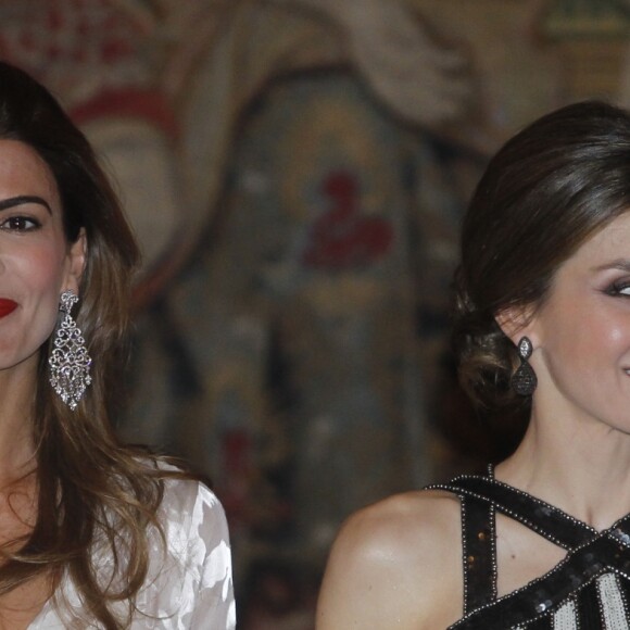 Le roi Felipe VI et la reine Letizia d'Espagne se réunissaient à nouveau avec le président argentin Mauricio Macri et sa femme Juliana Awada le 23 février 2017 au palais du Pardo à Madrid à l'occasion d'un dîner officiel offert par le couple présidentiel argentin, au lendemain de celui organisé par le couple royal.