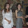 Le roi Felipe VI et la reine Letizia d'Espagne se réunissaient à nouveau avec le président argentin Mauricio Macri et sa femme Juliana Awada le 23 février 2017 au palais du Pardo à Madrid à l'occasion d'un dîner officiel offert par le couple présidentiel argentin, au lendemain de celui organisé par le couple royal.