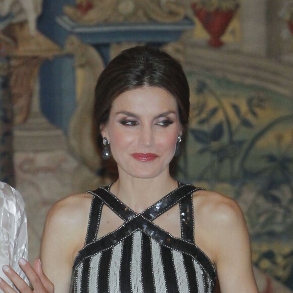 Le roi Felipe VI et la reine Letizia d'Espagne se réunissaient à nouveau avec le président argentin Mauricio Macri et sa femme Juliana Awada le 23 février 2017 au palais du Pardo à Madrid à l'occasion d'un dîner officiel offert par le couple présidentiel argentin, au lendemain de celui organisé par le couple royal.