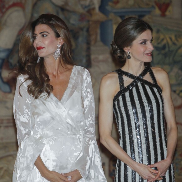 Le roi Felipe VI et la reine Letizia d'Espagne se réunissaient à nouveau avec le président argentin Mauricio Macri et sa femme Juliana Awada le 23 février 2017 au palais du Pardo à Madrid à l'occasion d'un dîner officiel offert par le couple présidentiel argentin, au lendemain de celui organisé par le couple royal.