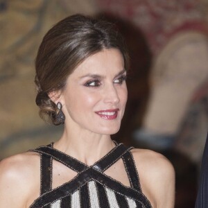 Le roi Felipe VI et la reine Letizia d'Espagne se réunissaient à nouveau avec le président argentin Mauricio Macri et sa femme Juliana Awada le 23 février 2017 au palais du Pardo à Madrid à l'occasion d'un dîner officiel offert par le couple présidentiel argentin, au lendemain de celui organisé par le couple royal.